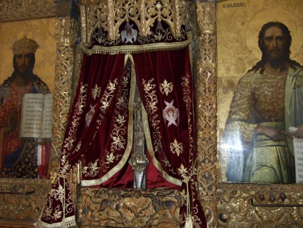 Частица Животворящего Креста Господня, заключенная в серебряный оклад в виде креста, на иконостасе храма Креста Господня в деревне Омодос